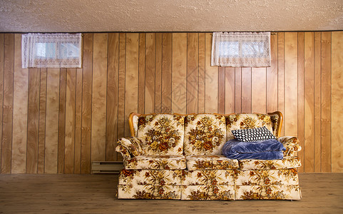 从70年代起的旧沙发在地下室背景图片
