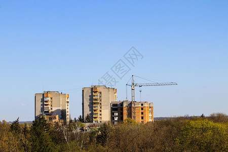 建筑起重机和正在建筑中的建筑图片