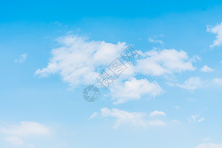 蓝天背景下美丽的白云图片
