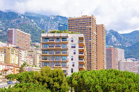 美丽的日光照耀着高城建筑绿树和大山图片