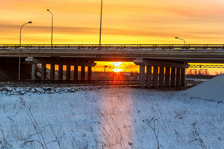 12月冬天晚上太阳下山背景的汽车桥Autobrobalb图片