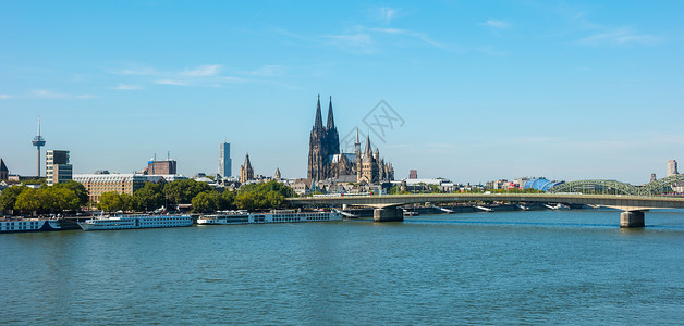 以hohenzollern桥和大教堂为主的古龙水清风景背景图片