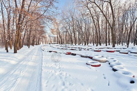 与路的冬天风景森林图片
