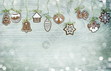 圣诞饼干和姜饼木板上的传统食物图片