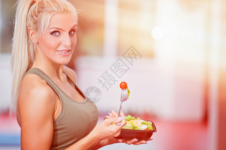 在健身房吃蔬菜绿色沙拉的图片