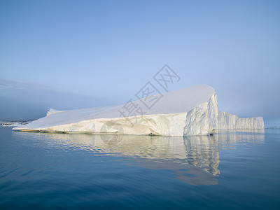 格陵兰岛北冰洋上的北极冰山背景图片