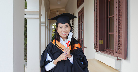 情绪激动的女获得毕业证图片