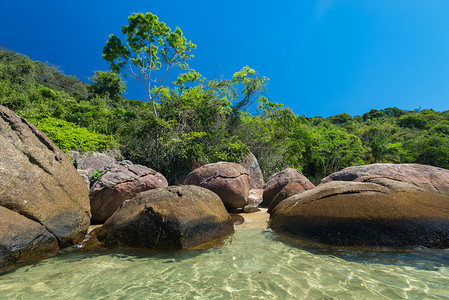 巴西空旷海滩上的岩石图片