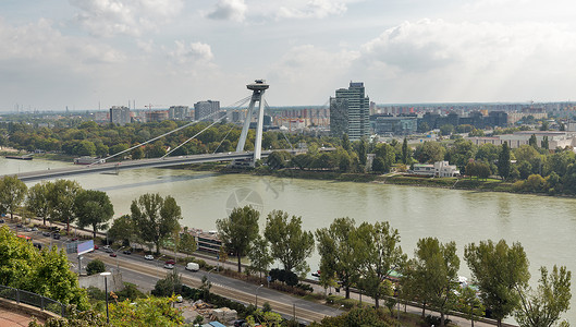 斯洛伐克布拉迪斯拉发市有多瑙河和SNP新桥或UFO桥或Novy图片