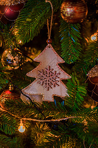 圣诞树装饰品圣诞树上图片