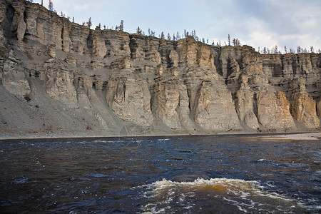 西伯利亚河莫伊耶罗坎的峡谷和沿海悬崖在北埃文基亚图片