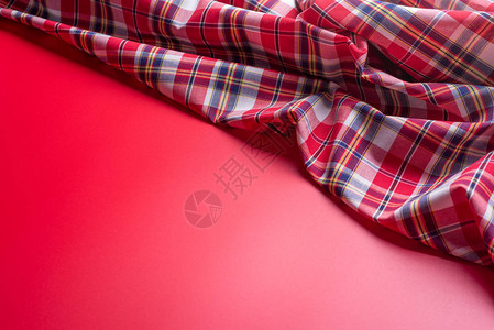 红色背景上的红色格子织物图片