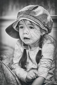 一个小女孩看着恐惧和绝望的表情图片