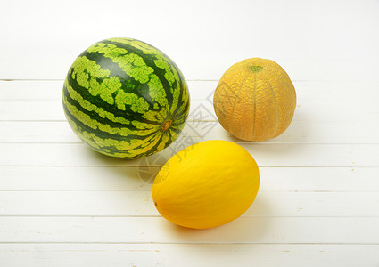 白色木制背景上的各种甜瓜背景图片
