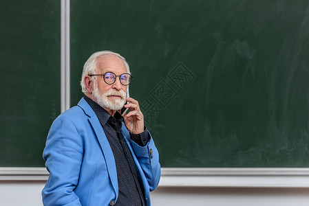 灰色头发教授用智能手机说话背景图片