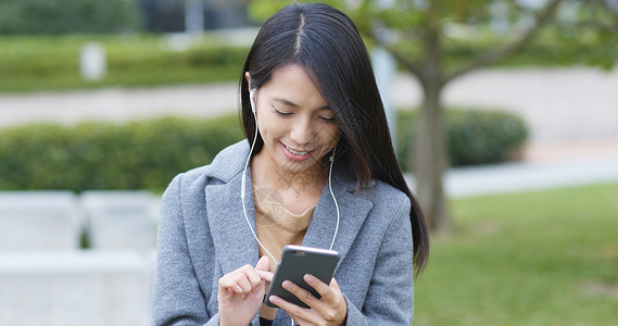 女人用手机打视频电话图片