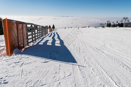 斯滑坡白雪通道和冬季Kopaonik的木栅栏背景图片