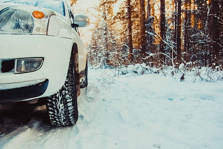 冬季路上的汽车轮胎被雪覆盖早上图片