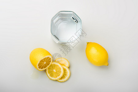 厨房白桌上的柠檬片和柠檬水图片
