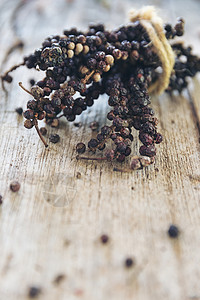 木桌上的黑胡椒枝干食用香料背景图片