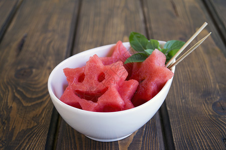 西瓜和冰冻浆果的夏季水果零食西瓜图片
