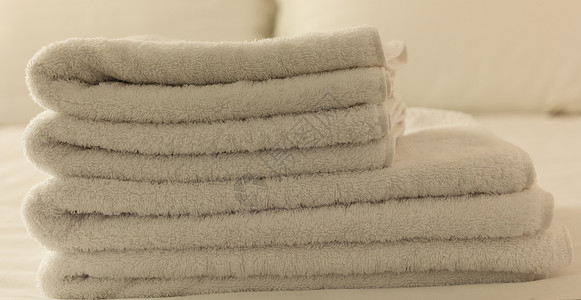 白色毛巾折叠毛巾整洁床上的床铺图片