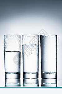 反射面上不同层次的水杯图片