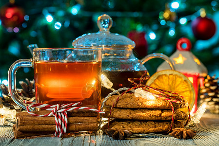 晚上在圣诞树灯前喝着热茶和饼干图片