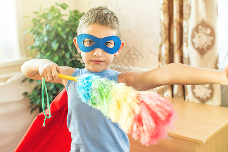 男孩儿童超级英雄服装正在打扫房子孩子以游戏的形式帮图片