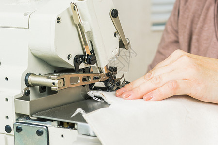 缝纫缝纫机上的缝纫图片
