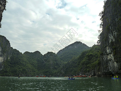 下龙湾皮划艇游客越南图片