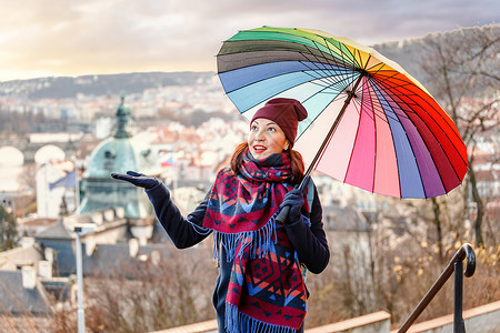在欧洲布拉格历史中心雨天撑伞行走的女孩图片
