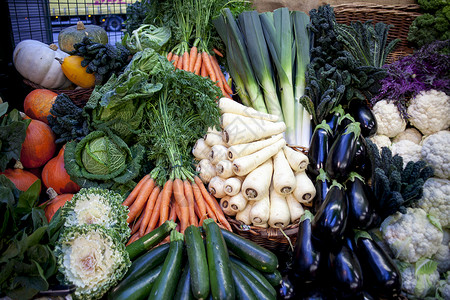 将新鲜水果和蔬菜在市场图片