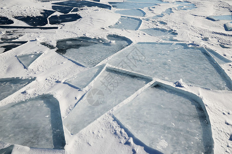 Baikal湖冰冻浮冰和裂图片