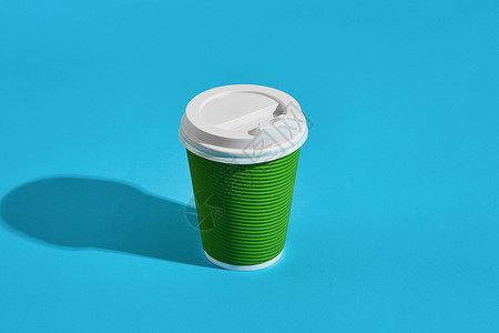 绿色纸杯中的热咖啡图片