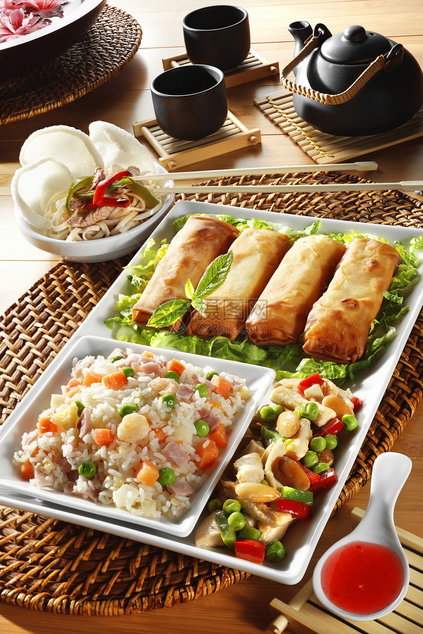 中餐配春卷米饭三道菜和炒菜图片