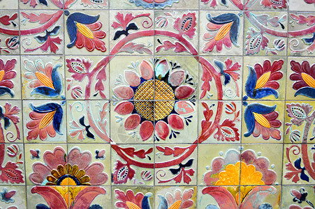 五彩花纹瓷砖与鲜花背景图片