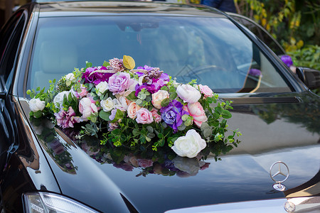 用鲜花装饰的婚车背景图片
