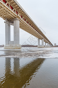 冬天在结冰的河流中反射的桥图片