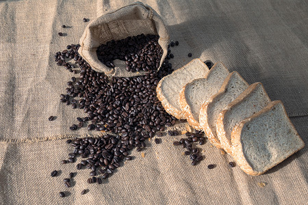 面包和咖啡豆的组合图片