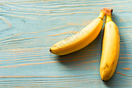 关闭两根香蕉放在木图片