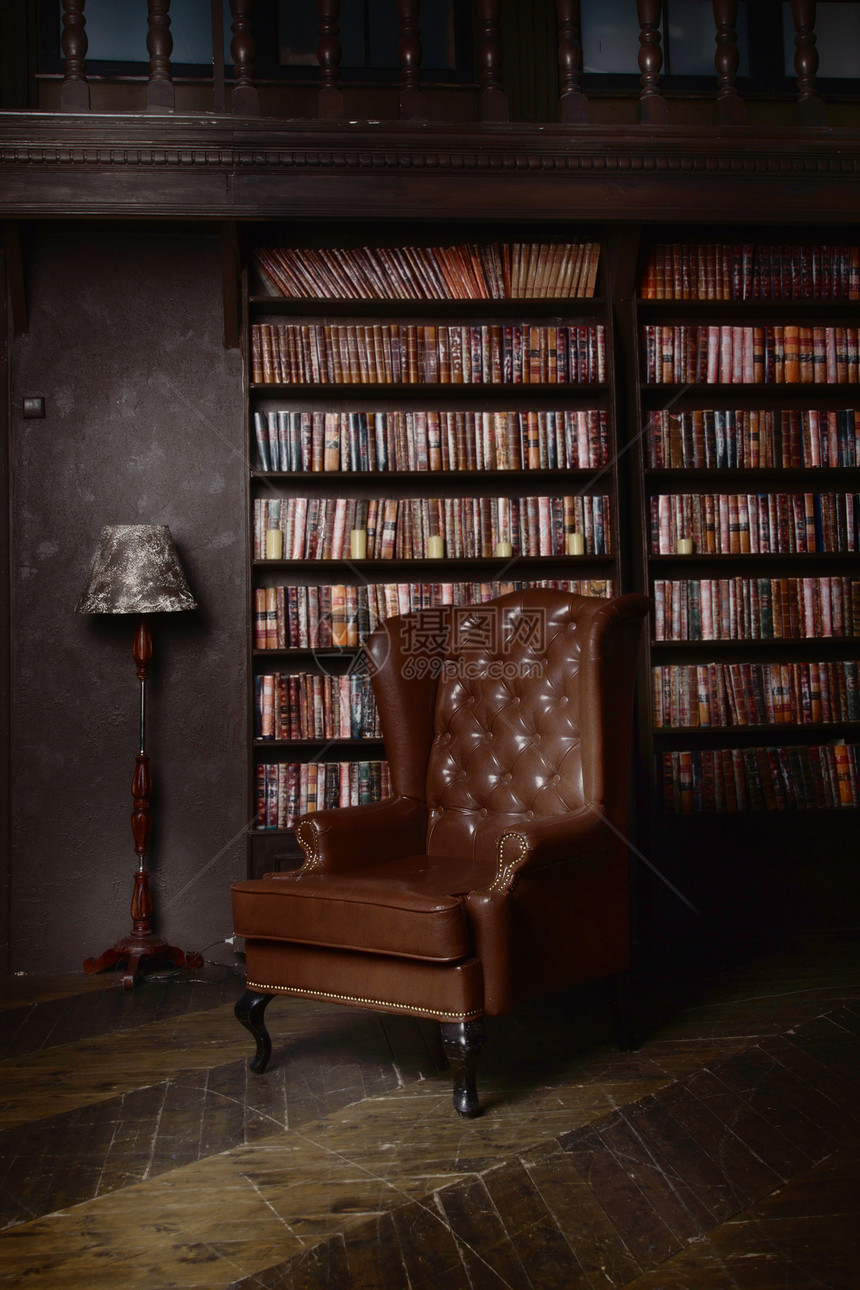 古典图书馆室配有皮椅木图片