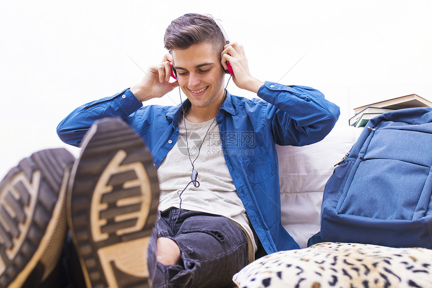 青少年用手机和耳机在听音乐时图片
