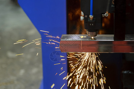激光切割机切割不锈钢方管由数控程序控制激光切割图片