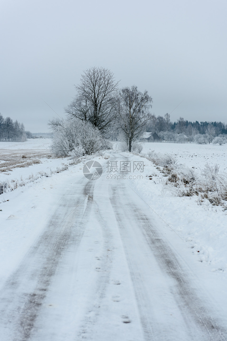 冬天路上的车胎轨迹在孤寂图片