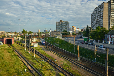 前景是铁路的城市景观图片