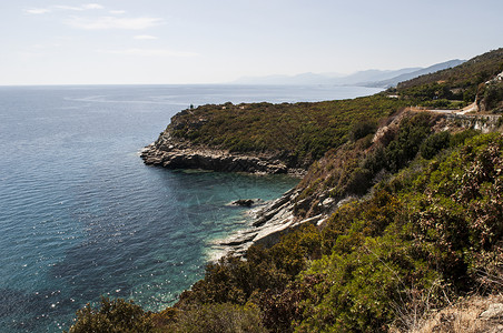 Corse西部海岸的山峰和野外海岸线图片