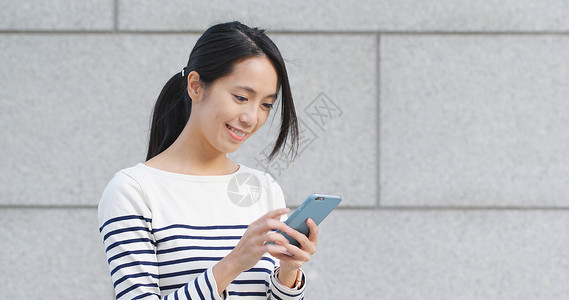 女人看手机女孩高清图片素材