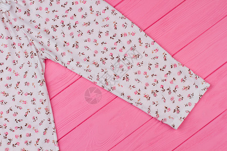 睡衣装饰着花样的睡衣服装店的粉色木图片
