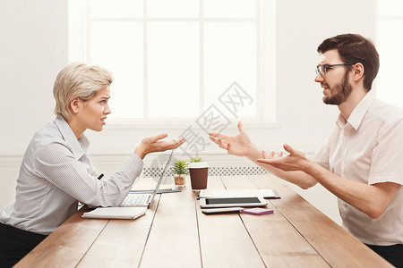 在现代办公室工作的年轻同事的情感夫妇两位同事坐在工作场所讨论工作复印图片